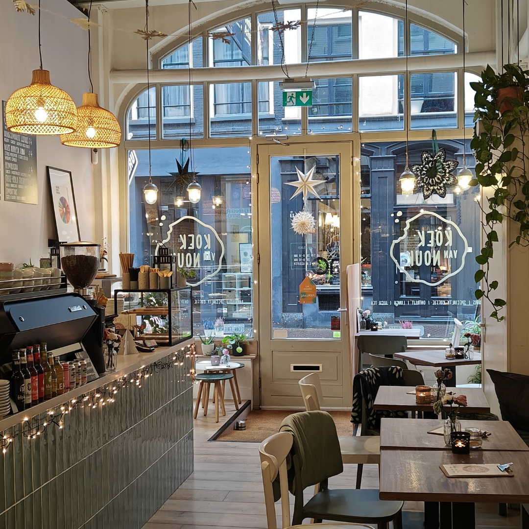 Het gezellige interieur van Koek van Nouk, een ambachtelijke, vegan-friendly café en bakhuis in Arnhem. Vegetarisch ontbijt, lunch, gebak en High Tea met vegan en glutenvrije opties.