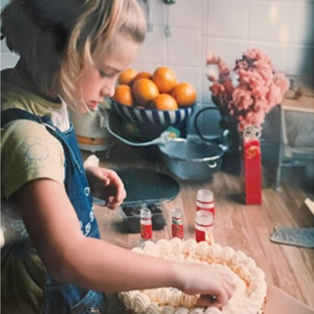 Kinderfoto van de eigenaar van Koek van Nouk, een ambachtelijk bakhuis in Arnhem. De passie voor bakken begint hier.