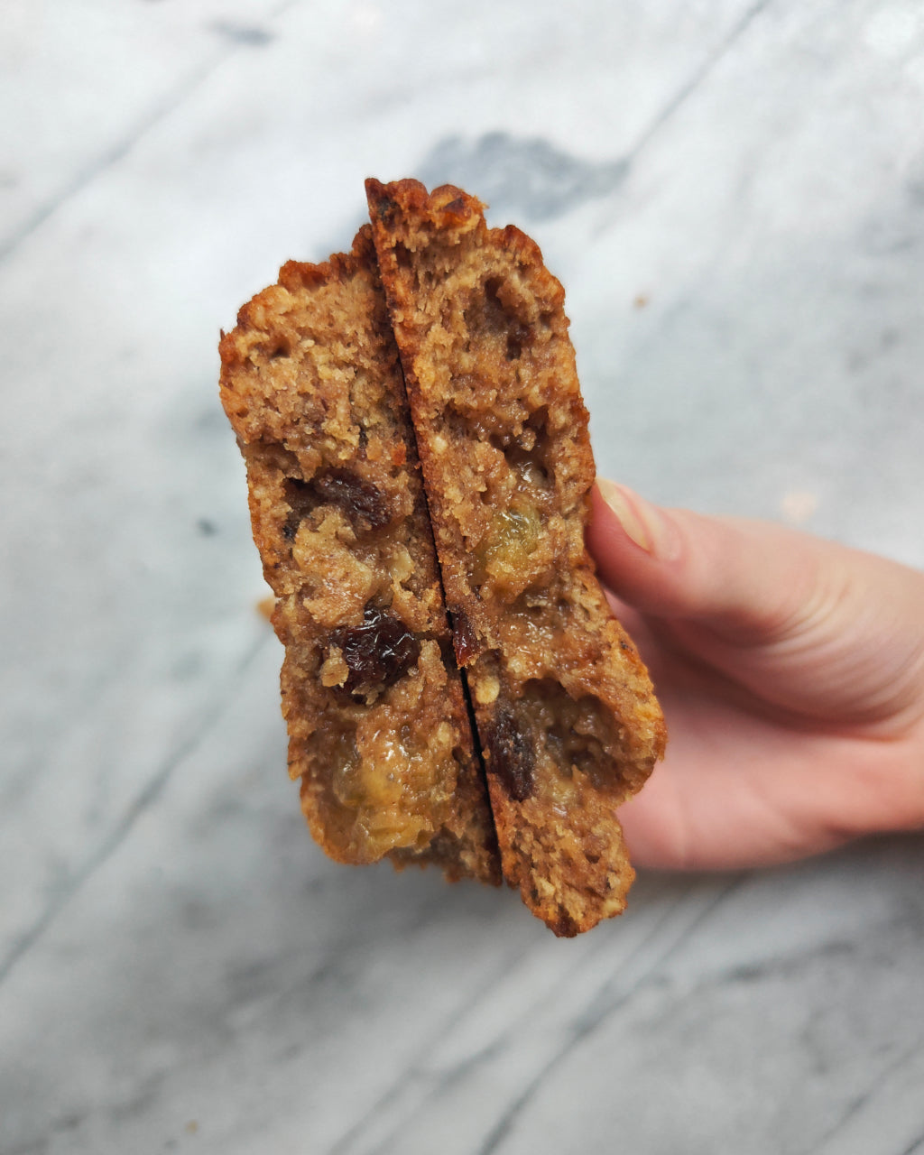 Binnenkant huisgemaakte vegan Oatmeal Raisin Cookie 