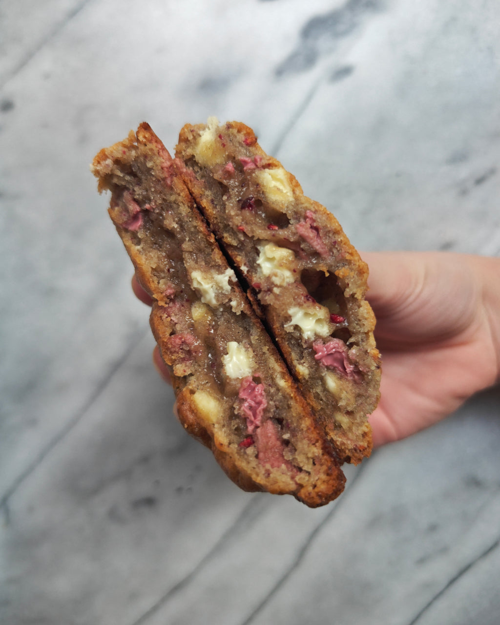 Binnenkant huisgemaakte vegetarische Raspberry Ruby Cookie