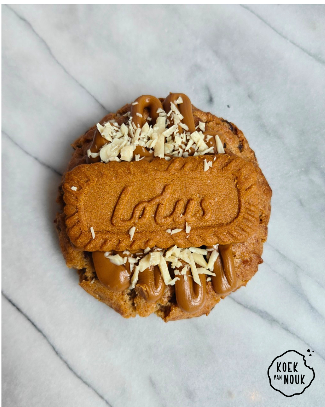 Speculoos Chocolate Cookie vegan. Met vegan witte chocola en lotuskoek. Huisgemaakt bij Koek van Nouk in Arnhem