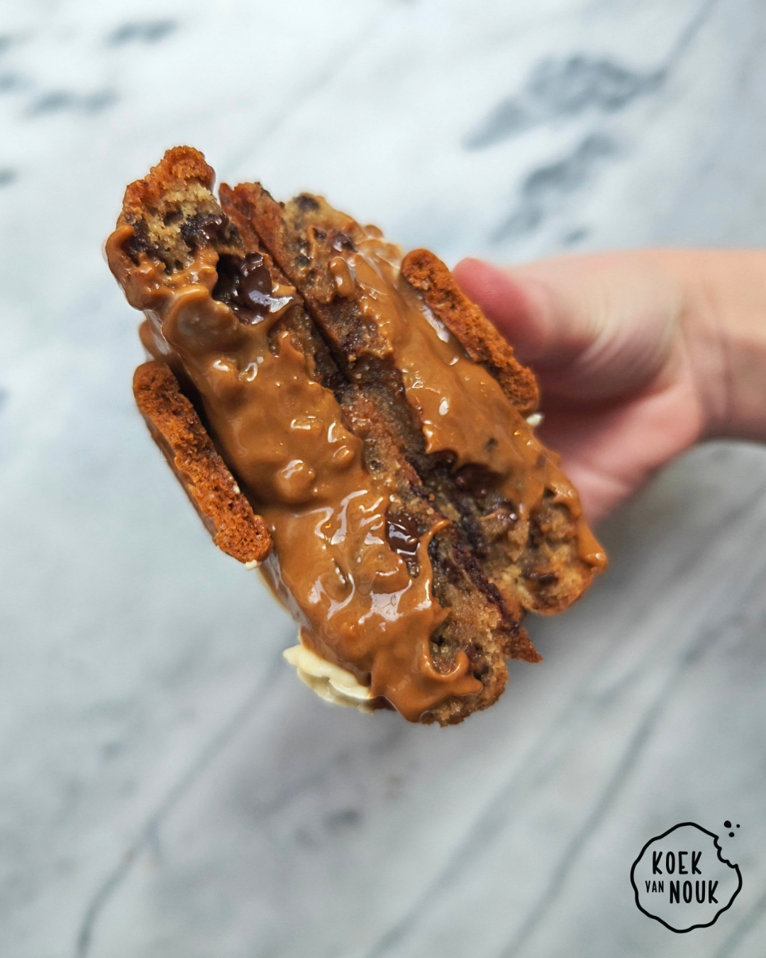 Speculoos Chocolate Cookie vegan, open gebroken. Met vegan witte chocola en lotuskoek. Huisgemaakt bij Koek van Nouk in Arnhem
