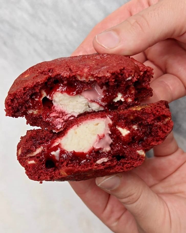 Vegetarische huisgemaakte Red Velvet Cheesecake Cookie